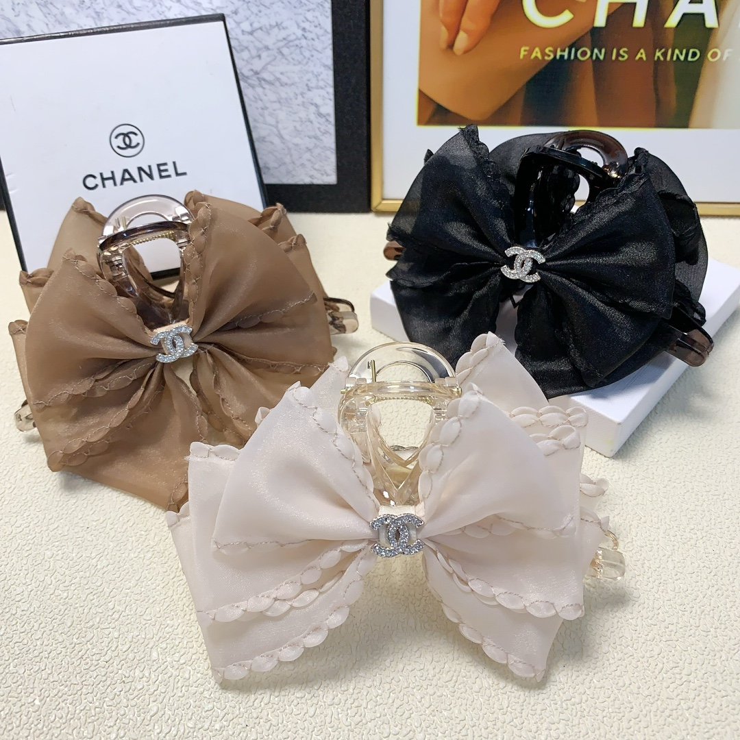 NO:276688,Chanel Xiaoxiang Chanel clip, Ogensha lace logo clip, versatile temperament, daily exquisite items, must-have items for fairies, treasure style, recommended style for closed eyes (single with hairband box) hairpins, hairpins, chanel, hairpins19860909chanel小香 chanel抓夹 欧根纱花边logo抓夹 气质百搭 日常精致小单品 小仙女必入单品 宝藏款 闭眼入推荐款（单个配发箍盒）发夹,发夹,chanel,hairpins,accessory