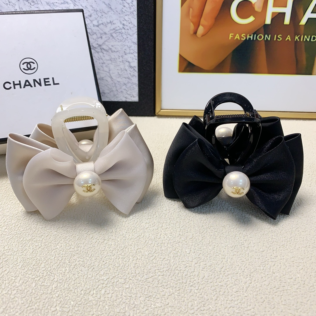 NO:276693,Chanel Xiaoxiang Chanel clip, Organza pearl logo clip, versatile temperament, daily exquisite items, must-have items for fairies, treasure style, recommended style for closed eyes (single) hairpins, hairpins, chanel, hairpins19860909chanel小香 chanel抓夹 欧根纱珍珠logo抓夹 气质百搭 日常精致小单品 小仙女必入单品 宝藏款 闭眼入推荐款（单个）发夹,发夹,chanel,hairpins,accessory