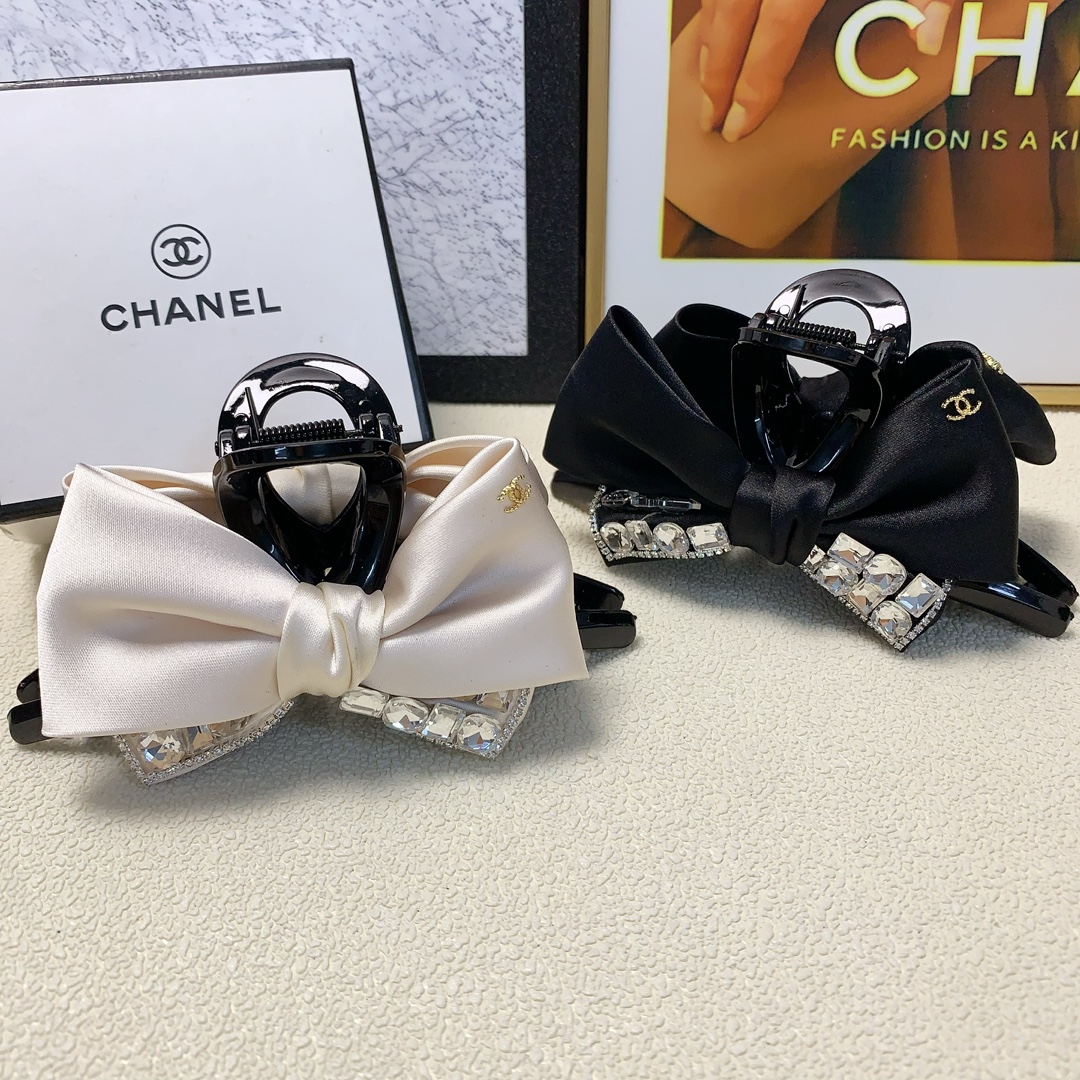 NO:276697,Chanel Xiaoxiang Chanel clip Czech diamond bow logo clip versatile temperament, daily exquisite items, must-have items for fairies, treasure style, recommended style for closed eyes (single with hairband box) hairpins, hairpins, chanel, hairpins19860909chanel小香 chanel抓夹 捷克钻蝴蝶结logo抓夹 气质百搭 日常精致小单品 小仙女必入单品 宝藏款 闭眼入推荐款（单个配发箍盒）发夹,发夹,chanel,hairpins,accessory
