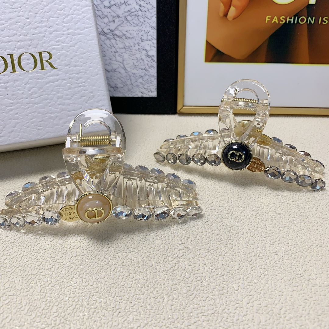 NO:276701,Dior Dior clip Czech diamond logo clip temperament versatile daily exquisite small items must-in-one items for fairies Treasure model Closed eyes recommended (single hairband box) hairpins, hairpins, dior, dior, hairpins19860909Dior迪奥 Dior抓夹 捷克钻logo抓夹气质百搭日常精致小单品小仙女必入单品 宝藏款 闭眼入推荐款（单个配发箍盒）发夹,发夹,dior,dior,hairpins,accessory