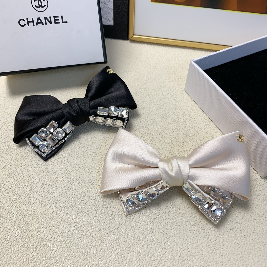 NO:276727,Chanel Xiaoxiang Chanel Hairpins Czech diamond bow logo edge clip press clips Temperature and versatile little fairy must-have item Treasure model Closed eyes recommended (single) hairpins, hairpins, chanel, hairpins19860909chanel小香 chanel发夹 捷克钻蝴蝶结logo边夹压夹 气质百搭小仙女必入单品 宝藏款 闭眼入推荐款（单个）发夹,发夹,chanel,hairpins,accessory