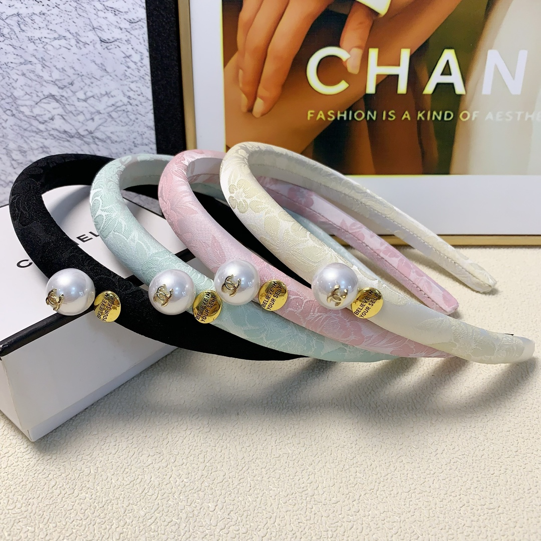 NO:276750,Chanel Xiaoxiang Chanel hairband Pearl logo light luxury style hairband Daily exquisite items All-match temperament and versatile little fairy must-have items Full of celebrity style ~ Treasure style Close eyes Recommended style (single) hairpins, hairpins, chanel, hairpins19860909chanel小香 chanel发箍 珍珠logo轻奢风发箍 日常精致小单品 气质百搭小仙女必入单品 名媛风十足～宝藏款 闭眼入推荐款（单个）发夹,发夹,chanel,hairpins,accessory
