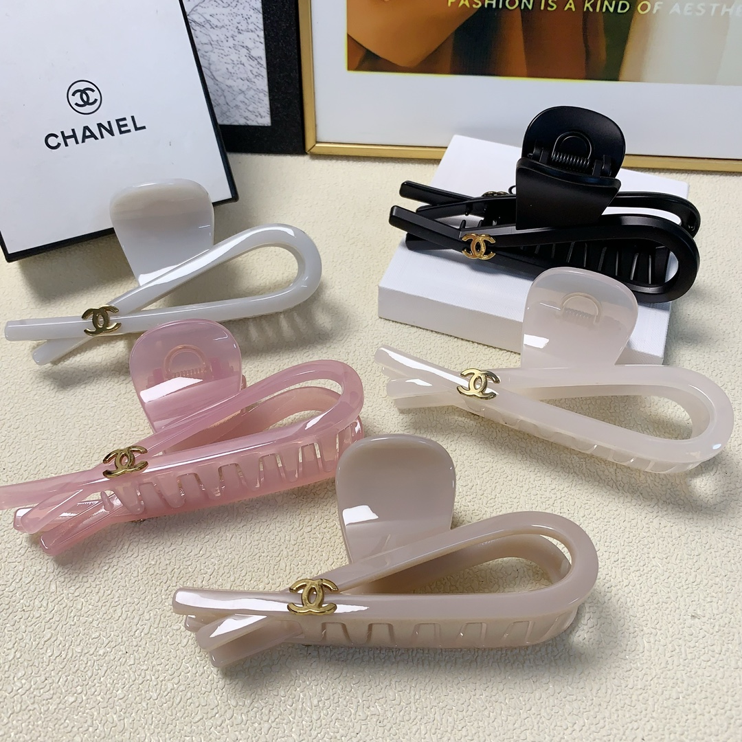 NO:276762,Chanel Xiaoxiang Chanel clip New logo clip versatile temperament, daily exquisite items, must-have items for fairies, treasure style, recommended style for closed eyes (single with hairband box) hairpins, hairpins, chanel, hairpins19860909chanel小香 chanel抓夹 新款logo抓夹 气质百搭 日常精致小单品 小仙女必入单品 宝藏款 闭眼入推荐款（单个配发箍盒）发夹,发夹,chanel,hairpins,accessory