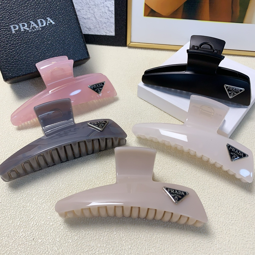 NO:276714,Prada Prada clip new logo clip versatile temperament and exquisite daily items, must-have items for fairies, treasure style, recommended style for closed eyes (single with hairband box) hairpins, hairpins, prada, prada, hairpins19860909Prada普拉达 Prada抓夹 新款logo抓夹 气质百搭 日常精致小单品 小仙女必入单品 宝藏款 闭眼入推荐款（单个配发箍盒）发夹,发夹,prada,prada,hairpins,accessory
