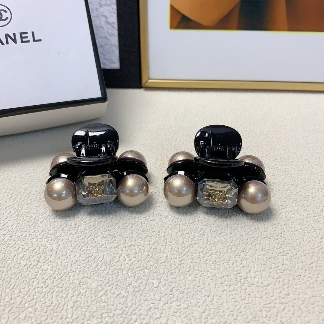 NO:276724,Chanel Xiaoxiang Chanel clip Pearl logo clip Korean version small edge clip Exquisite little fairy must-in item Treasure style Close eyes recommended (one pair) hairpin, hairpin, chanel, hairpins19860909chanel小香 chanel抓夹 珍珠logo抓夹韩版小边夹 精致小仙女必入单品 宝藏款 闭眼入推荐款（一对）发夹,发夹,chanel,hairpins,accessory