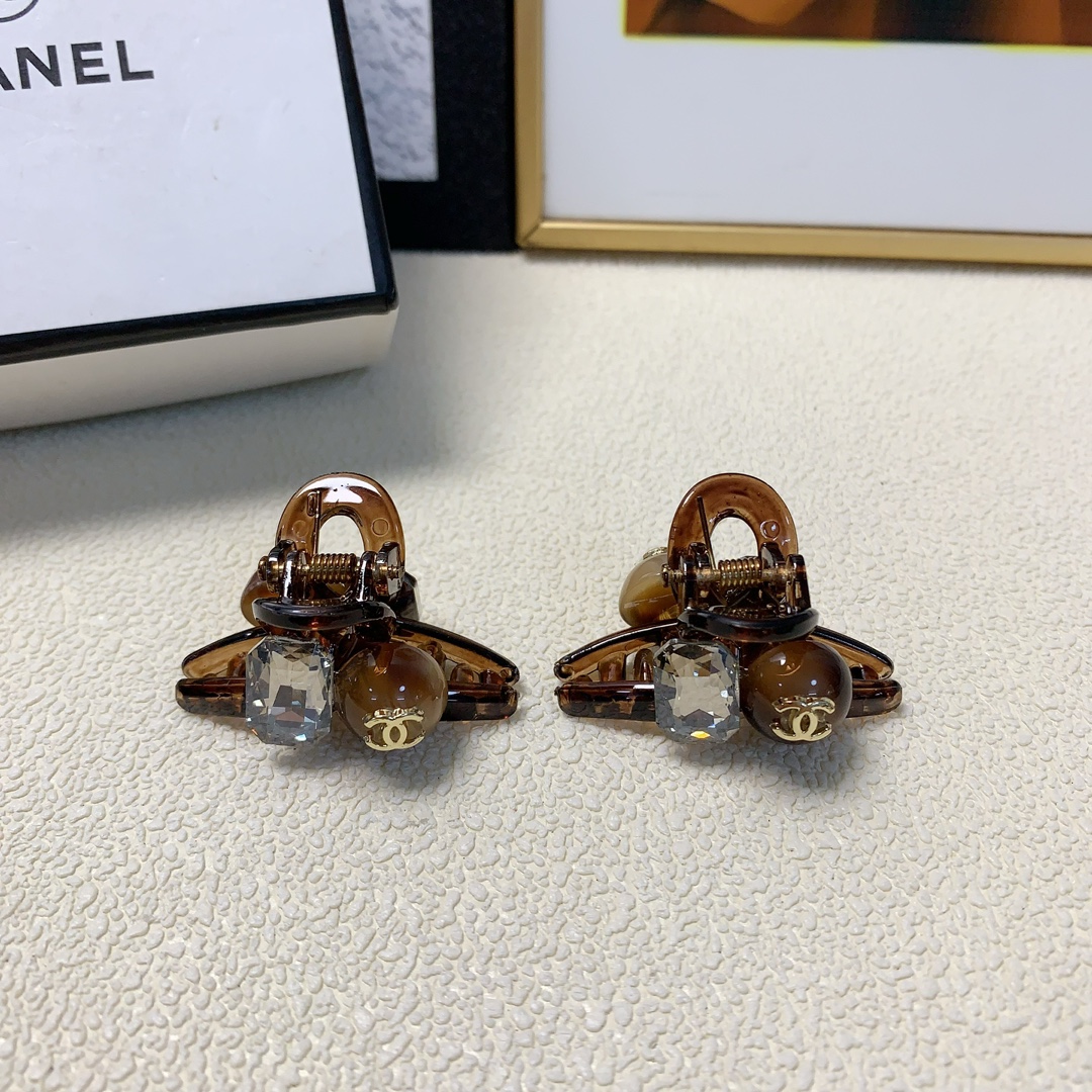 NO:276735,Chanel Xiaoxiang Chanel clip Acrylic logo clip Korean version small edge clip Exquisite little fairy must-in item Treasure style Recommended style closed eyes (a pair of hairpins, hairpins, chanel, hairpins19860909chanel小香 chanel抓夹 亚克力logo抓夹韩版小边夹 精致小仙女必入单品 宝藏款 闭眼入推荐款（一对发夹,发夹,chanel,hairpins,accessory