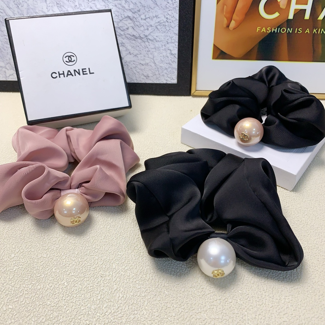 NO:276752,Chanel Xiaoxiang Chanel rubber band Pearl logo rubber band hair ring Daily exquisite items A must-have item for a fairy with temperament and versatility Treasure style Recommended style for closed eyes (single) hairpins, hairpins, chanel, hairpins19860909Chanel小香 Chanel皮筋 珍珠logo皮筋发圈 日常精致小单品 气质百搭小仙女必入单品 宝藏款 闭眼入推荐款（单个）发夹,发夹,chanel,hairpins,accessory