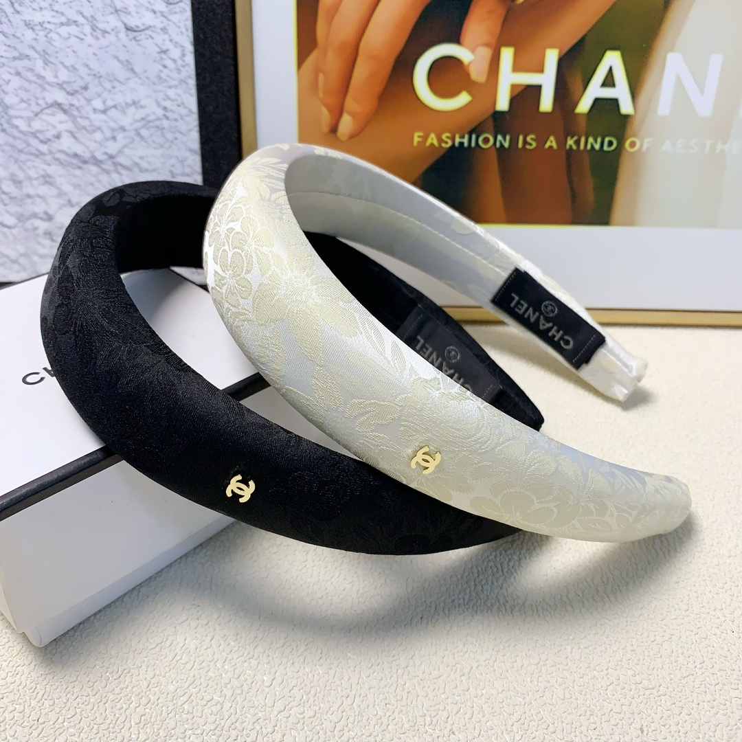 NO:276820,Chanel Xiaoxiang Chanel hairband, dark pattern logo, light luxury style hairband, daily exquisite items, versatile and versatile little fairy must-have items, full of celebrity style~treasure style, recommended style for closed eyes (single) hair accessories, hairpins, chanel, hairpins19860909chanel小香 chanel发箍 暗纹logo轻奢风发箍 日常精致小单品 气质百搭小仙女必入单品 名媛风十足～宝藏款 闭眼入推荐款（单个）发饰,发夹,chanel,hairpins,accessory