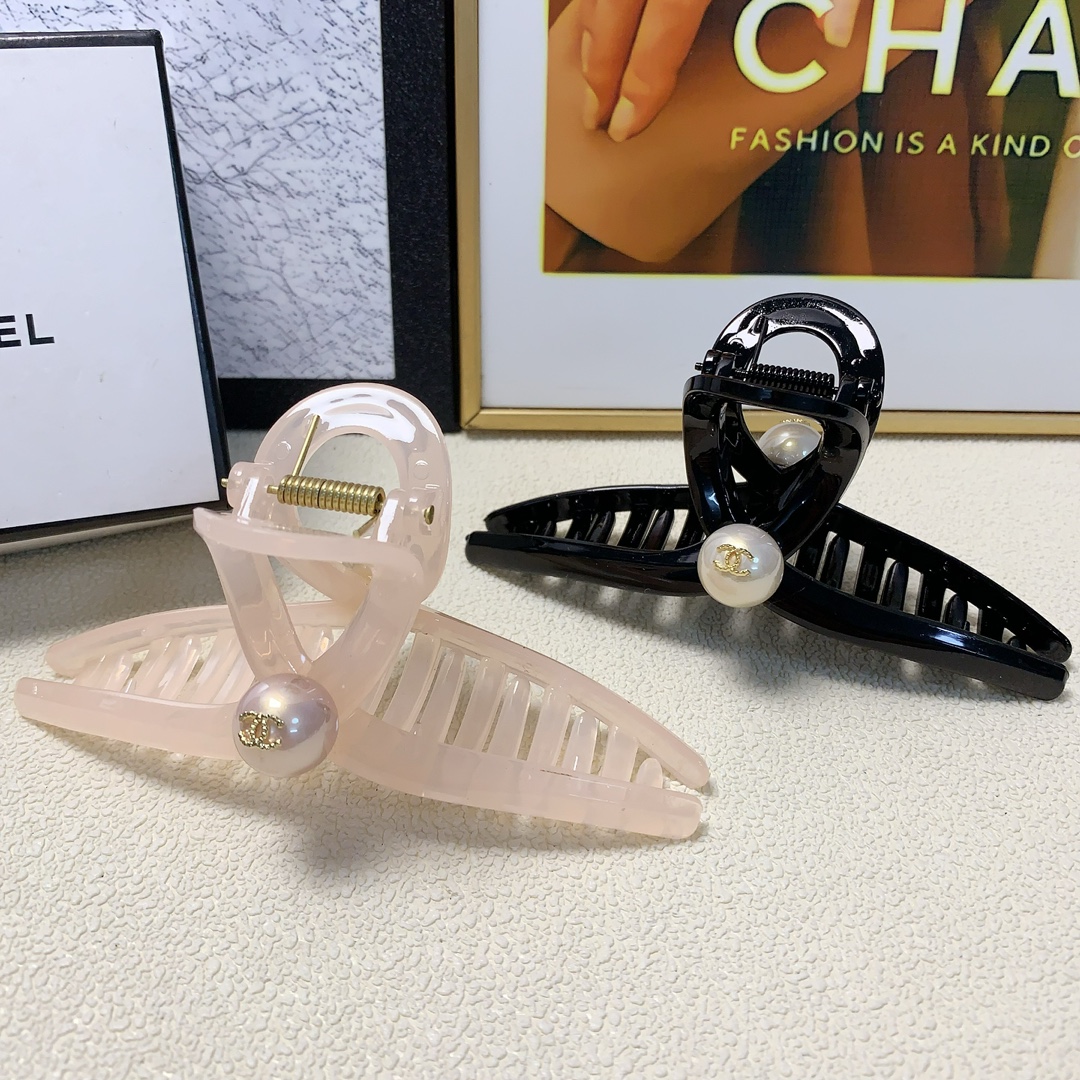 NO:276809,Chanel Xiaoxiang Chanel Hairpins Acrylic Pearl Logo Clips Elegance and versatile daily exquisite items Little fairy must-have items Treasure style Recommended style closed eyes (single hairband box) Hair accessories, hairpins, chanel, hairpins19860909chanel小香 chanel发夹 亚克力珍珠logo抓夹 气质百搭 日常精致小单品 小仙女必入单品 宝藏款 闭眼入推荐款（单个配发箍盒）发饰,发夹,chanel,hairpins,accessory