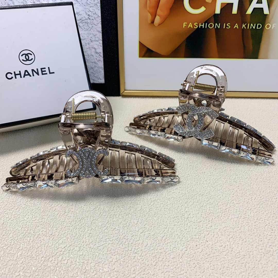 NO:276815,celine chanel Xiaoxiang Acrylic Czech Diamond Logo Clip Temperament versatile daily exquisite items Little fairy must-have items Treasure style Closed eyes recommended style (single with hairband box) hair accessories, hairpins, celine, celine, chanel, hairpins19860909celine赛琳 chanel小香 亚克力捷克钻logo抓夹 气质百搭 日常精致小单品 小仙女必入单品 宝藏款 闭眼入推荐款（单个配发箍盒）发饰,发夹,celine,celine,chanel,hairpins,accessory