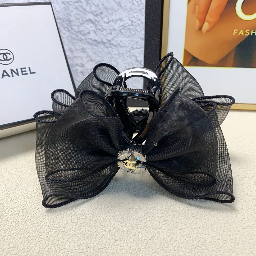 NO:276821,Chanel Xiaoxiang Chanel Hairpins Ogensha logo clips Temperament versatile daily exquisite items Little fairy must-have items Treasure style Closed eyes recommended (single hairband box) hair accessories, hairpins, chanel, hairpins19860909chanel小香 chanel发夹 欧根纱logo抓夹 气质百搭 日常精致小单品 小仙女必入单品 宝藏款 闭眼入推荐款（单个配发箍盒）发饰,发夹,chanel,hairpins,accessory