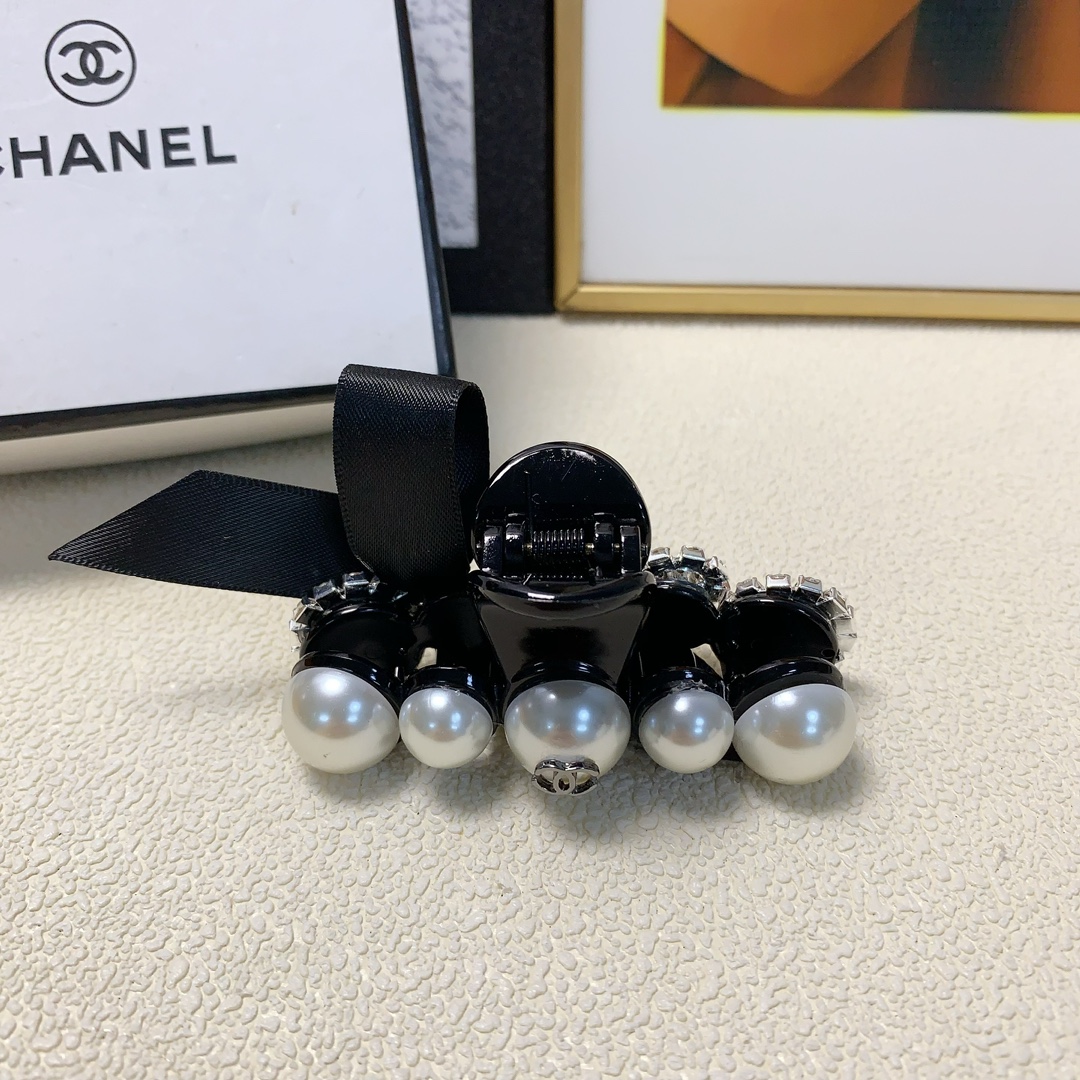 NO:276824,Chanel Xiaoxiang Chanel hairpins AB face pearl logo clips, versatile temperament, daily exquisite items, must-have items for fairies, treasure style, recommended style for closed eyes (single) hair accessories, hairpins, chanel, hairpins19860909chanel小香 chanel发夹 AB面珍珠logo抓夹 气质百搭 日常精致小单品 小仙女必入单品 宝藏款 闭眼入推荐款（单个）发饰,发夹,chanel,hairpins,accessory