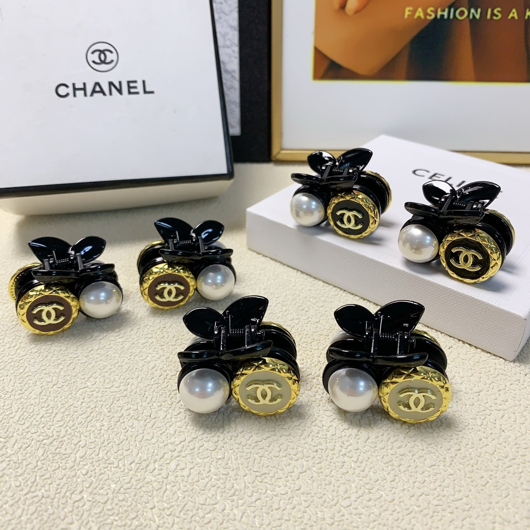 NO:276827,Chanel Xiaoxiang Chanel clip cherry pearl logo clip Korean version small edge clip Exquisite little fairy must-in item Treasure style Close eyes recommended (a pair) hair accessories, hairpins, chanel, hairpins19860909chanel小香 chanel抓夹 车厘子珍珠logo抓夹韩版小边夹 精致小仙女必入单品 宝藏款 闭眼入推荐款（一对）发饰,发夹,chanel,hairpins,accessory