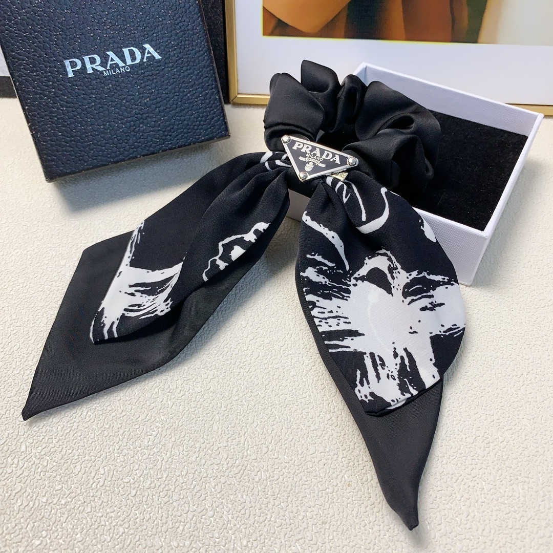 NO:276810,Prada Prada rubber band Triangle △ Ribbon logo rubber band hair ring Daily exquisite items Temperament versatile little fairy must-have items Treasure style Close eyes recommended (single) hair accessories, hairpins, prada, prada, hairpins19860909Prada普拉达 Prada皮筋 三角△飘带logo皮筋发圈 日常精致小单品 气质百搭小仙女必入单品 宝藏款 闭眼入推荐款（单个）发饰,发夹,prada,prada,hairpins,accessory