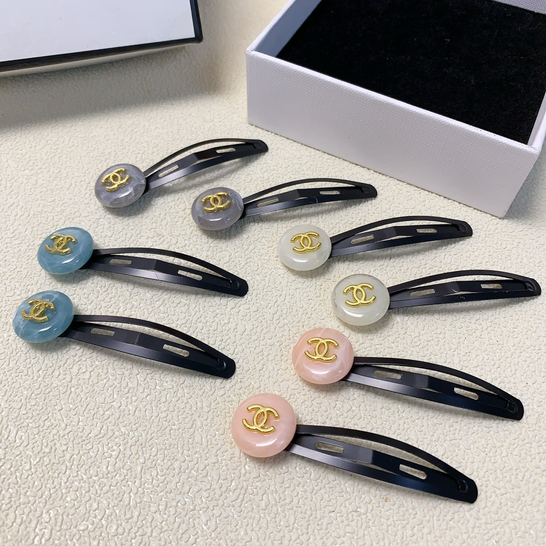 NO:276819,Chanel Xiaoxiang Chanel Hairpins Acrylic logo edge clip BB clips Temperament versatile little fairy must-have item Treasure style Close eyes recommended (a pair) hair accessories, hairpins, chanel, hairpins19860909chanel小香 chanel发夹 亚克力logo边夹BB夹 气质百搭小仙女必入单品 宝藏款 闭眼入推荐款（一对）发饰,发夹,chanel,hairpins,accessory