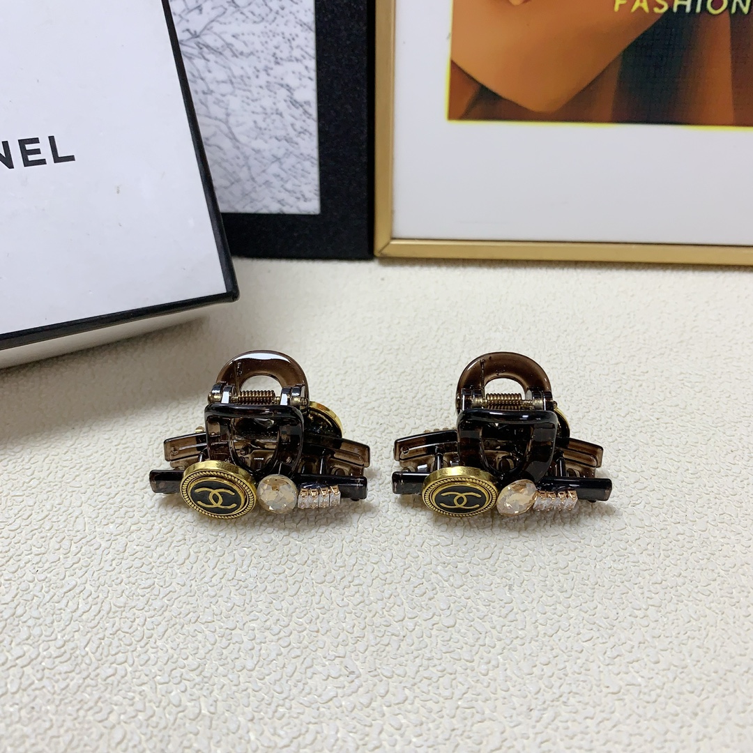 NO:276873,Chanel Xiaoxiang Chanel clip Czech diamond logo clip Korean version small edge clip Exquisite little fairy must-in item Treasure style Recommended style closed eyes (a pair of hair accessories, hairpins, chanel, hairpins19860909chanel小香 chanel抓夹 捷克钻logo抓夹韩版小边夹 精致小仙女必入单品 宝藏款 闭眼入推荐款（一对发饰,发夹,chanel,hairpins,accessory