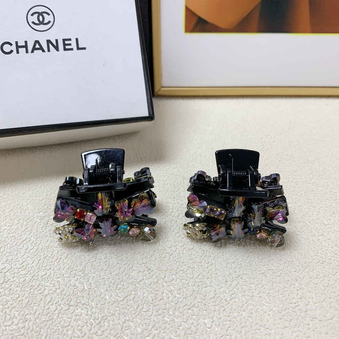 NO:276876,Chanel Xiaoxiang Chanel clip Czech diamond logo clip Korean version small edge clip Exquisite little fairy must-in item Treasure style Close eyes recommended (a pair) hair accessories, hairpins, chanel, hairpins19860909chanel小香 chanel抓夹 捷克钻logo抓夹韩版小边夹 精致小仙女必入单品 宝藏款 闭眼入推荐款（一对）发饰,发夹,chanel,hairpins,accessory