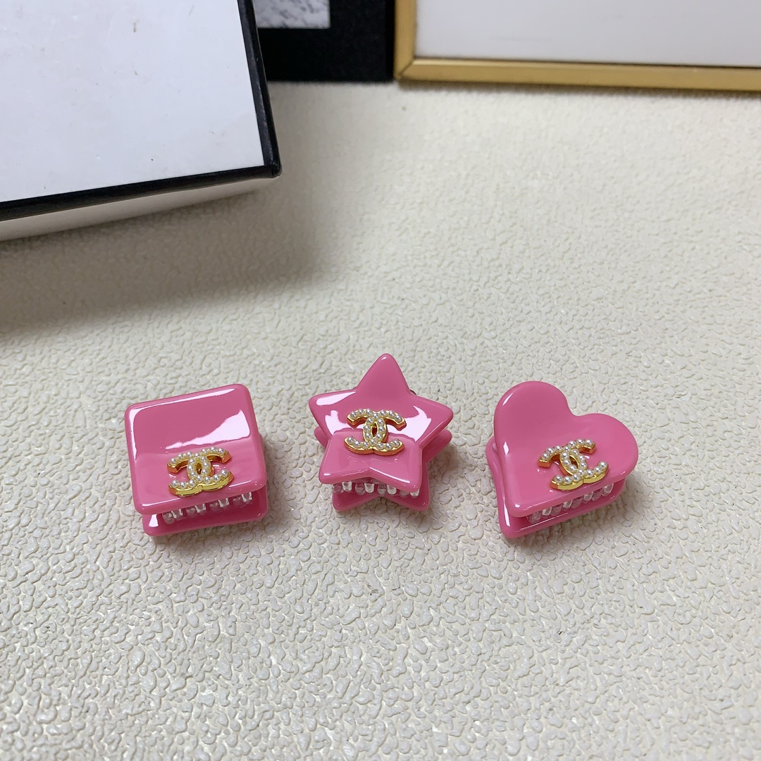 NO:276879,Chanel Xiaoxiang Chanel clip Acrylic pearl logo Pink cute sweet clip Korean version small edge clip Exquisite little fairy must-in item Treasure style Close eyes recommended (a set) hair accessories, hairpins, chanel, hairpins19860909chanel小香 chanel抓夹 亚克力珍珠logo粉色可爱甜美抓夹韩版小边夹 精致小仙女必入单品 宝藏款 闭眼入推荐款（一套）发饰,发夹,chanel,hairpins,accessory