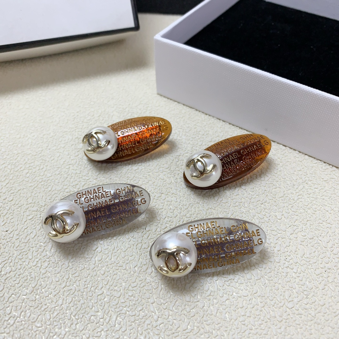 NO:276856,Chanel Xiaoxiang Chanel Hairpins Acrylic logo press clip edge clip bang clip daily exquisite small items, temperament and versatile little fairy must-have items, treasure style, closed eyes and recommended style (one pair) hair accessories, hairpins, chanel, hairpins19860909chanel小香 chanel发夹 亚克力logo压夹边夹刘海夹日常精致小单品 气质百搭小仙女必入单品 宝藏款 闭眼入推荐款（一对）发饰,发夹,chanel,hairpins,accessory