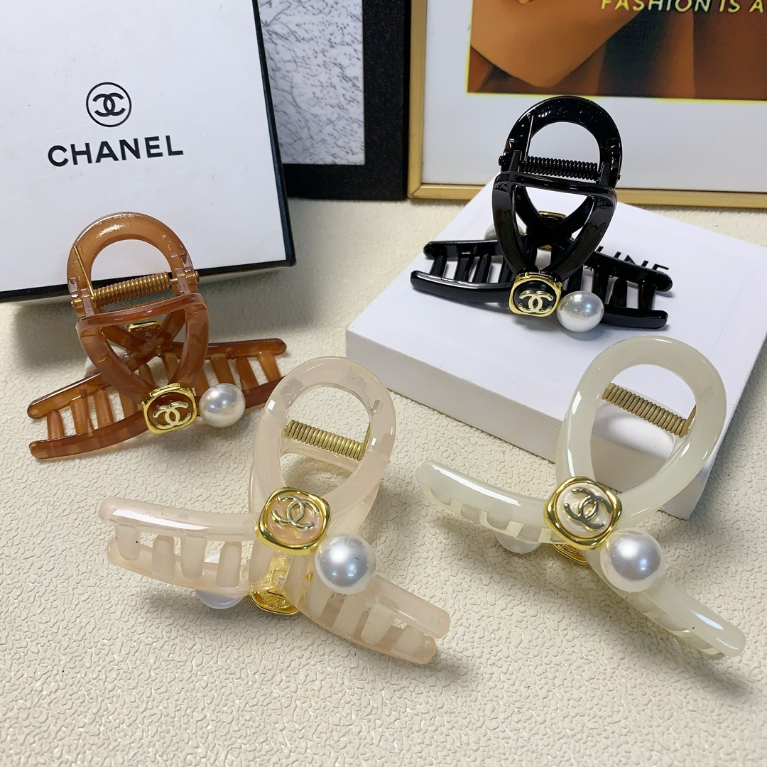 NO:276865,Chanel Xiaoxiang Chanel Hairpins Pearl Logo Clips, Temperament and versatile, Daily exquisite items, Little Fairy must-have items, Treasure style, Closed eyes recommended (single) hair accessories, hairpins, chanel, hairpins19860909chanel小香 chanel发夹 珍珠logo抓夹 气质百搭 日常精致小单品 小仙女必入单品 宝藏款 闭眼入推荐款（单个）发饰,发夹,chanel,hairpins,accessory