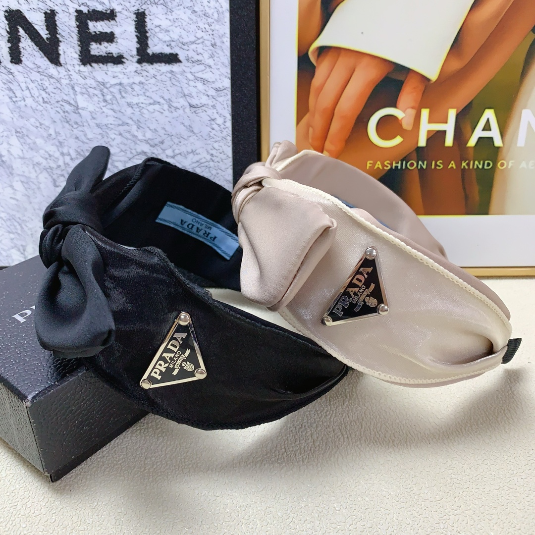 NO:281584,Prada Prada hairband bow triangle △ logo light luxury style hairband temperament versatile little fairy must enter single product full of celebrity style ~ treasure style closed eyes recommended (single) hair accessories, hairpins, prada, prada, hairpins19860909Prada普拉达 Prada发箍 蝴蝶结三角△logo轻奢风发箍气质百搭小仙女必入单品名媛风十足～宝藏款 闭眼入推荐款（单个）发饰,发夹,prada,prada,hairpins,accessory