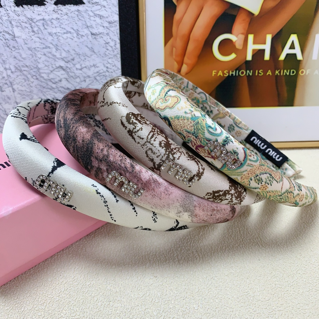 NO:281594,Miumiu Miumiu hairband, ink style logo, light luxury style, hairband temperament, versatile, little fairy must be included in single product, full of celebrity style ~ treasure style, recommended style closed eyes (single hair accessories, hairpins, miumiu, hairpins19860909miumiu缪缪 miumiu发箍 水墨风logo轻奢风发箍气质百搭小仙女必入单品名媛风十足～宝藏款 闭眼入推荐款（单个发饰,发夹,miumiu,hairpins,accessory