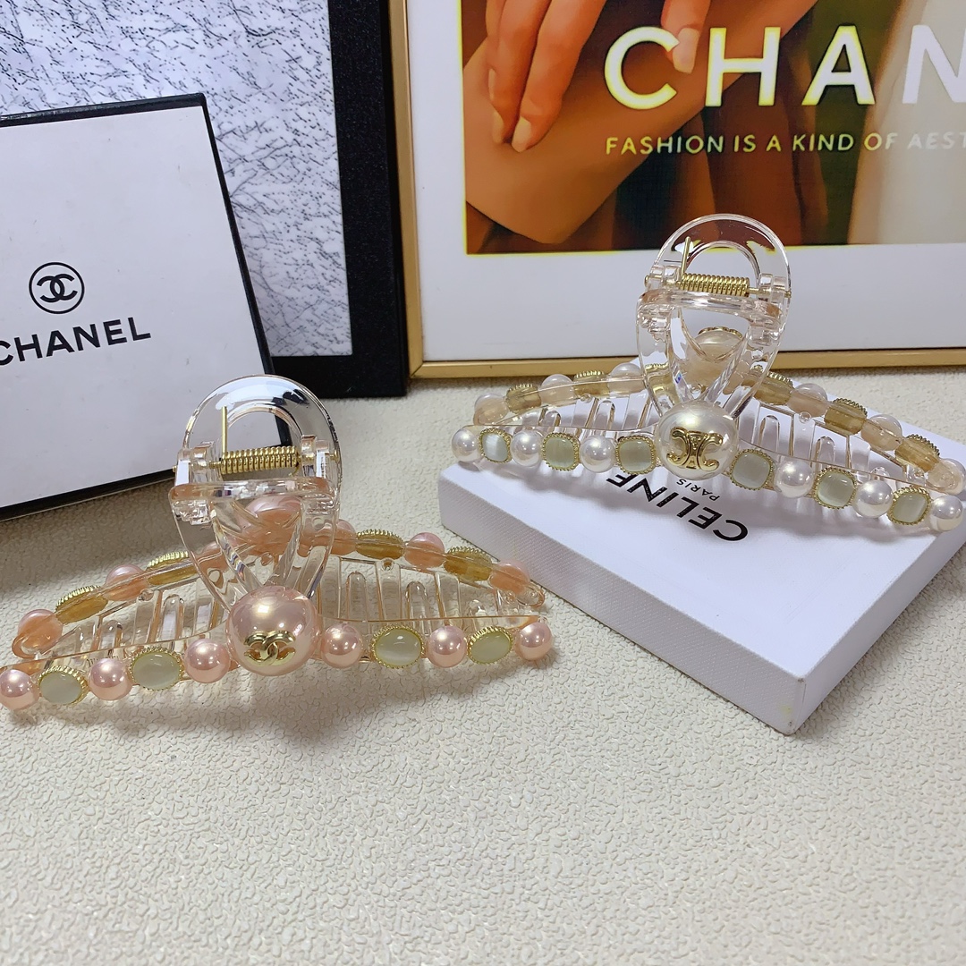 NO:277309,Chanel Xiaoxiang Celine Acrylic Pearl Logo Clip, versatile temperament, daily exquisite items, must-have items for fairies, treasure style, recommended style for closed eyes (single with hairband box) hairpins, hairpins, celine, celine, chanel, hairpins19860909chanel小香 celine赛琳 亚克力珍珠logo抓夹 气质百搭 日常精致小单品 小仙女必入单品 宝藏款 闭眼入推荐款（单个配发箍盒）发夹,发夹,celine,celine,chanel,hairpins,accessory