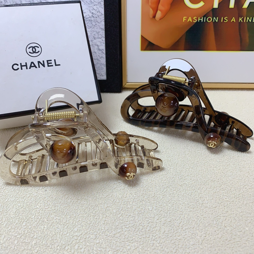 NO:277321,Chanel Xiaoxiang Chanel clip Acrylic logo clip Elegant and elegant everyday exquisite items Little fairy must-have items Treasure style Closed eyes Recommended style (single with hairband box) Hair clips, hairpins, chanel, hairpins19860909chanel小香 chanel抓夹 亚克力logo抓夹 气质百搭 日常精致小单品 小仙女必入单品 宝藏款 闭眼入推荐款（单个配发箍盒）发夹,发夹,chanel,hairpins,accessory