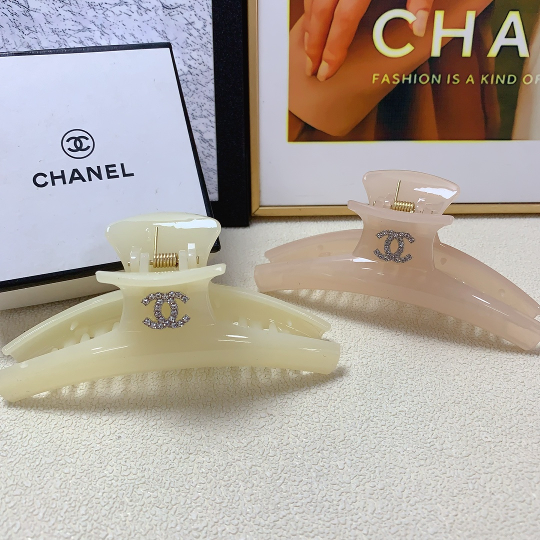 NO:277290,Chanel Xiaoxiang Chanel clip Acrylic logo clip Elegant and elegant everyday exquisite items Little fairy must-have items Treasure style Closed eyes Recommended style (single with hairband box) Hair clips, hairpins, chanel, hairpins19860909chanel小香 chanel抓夹 亚克力logo抓夹 气质百搭 日常精致小单品 小仙女必入单品 宝藏款 闭眼入推荐款（单个配发箍盒）发夹,发夹,chanel,hairpins,accessory