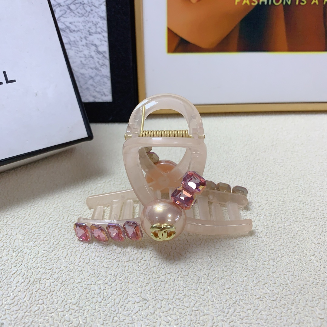 NO:277301,Chanel Xiaoxiang Chanel clip Czech diamond pearl logo clip versatile temperament, daily exquisite items, must-have items for fairies, treasure style, recommended style for closed eyes (single hairpins, hairpins, chanel, hairpins19860909chanel小香 chanel抓夹 捷克钻珍珠logo抓夹 气质百搭 日常精致小单品 小仙女必入单品 宝藏款 闭眼入推荐款（单个发夹,发夹,chanel,hairpins,accessory