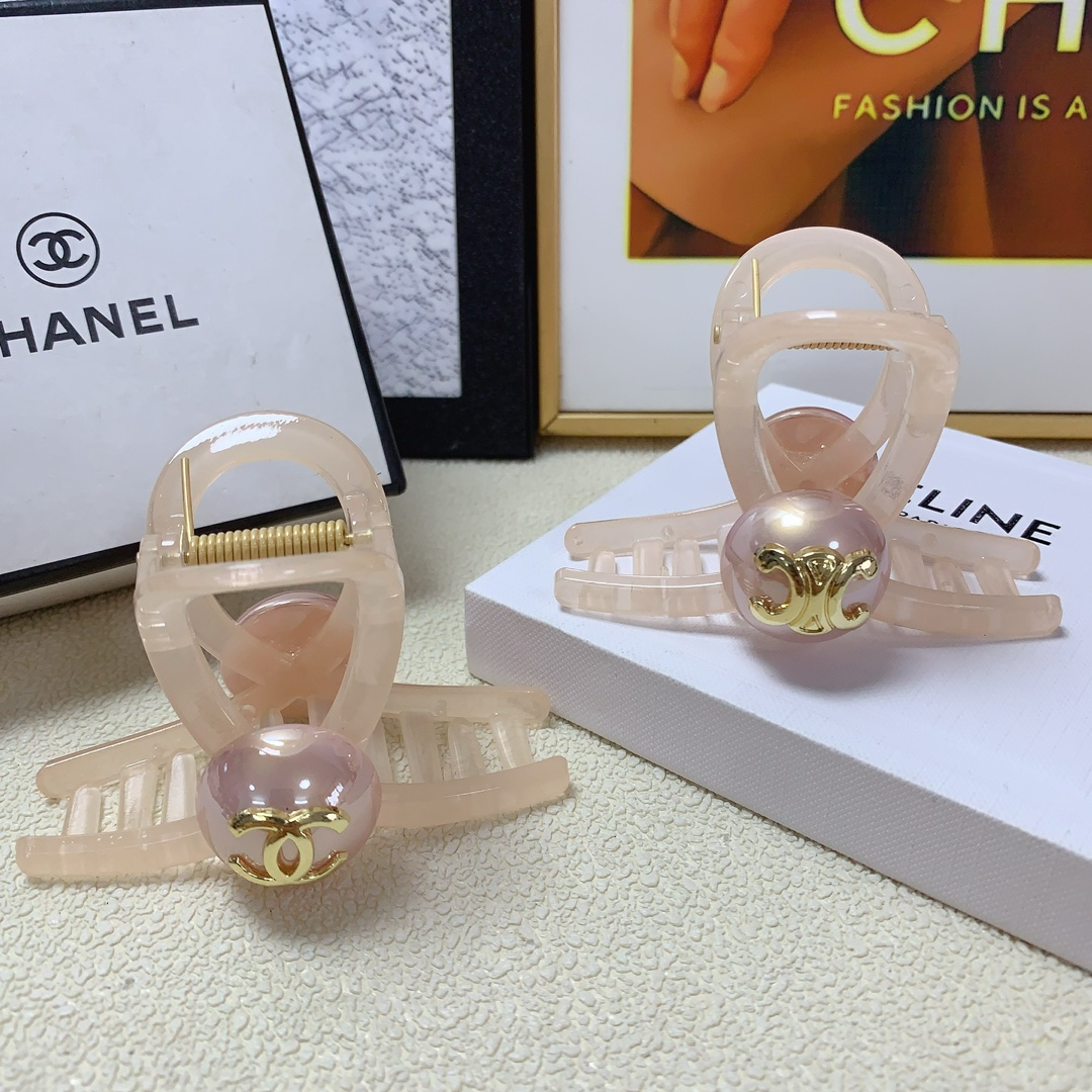 NO:277304,Chanel Xiaoxiang Celine Celine Pearl logo clip, versatile temperament, daily exquisite items, must-have items for fairies, treasure style, recommended style for closed eyes (single) hairpins, hairpins, celine, celine, chanel, hairpins19860909chanel小香 celine赛琳 珍珠logo抓夹 气质百搭 日常精致小单品 小仙女必入单品 宝藏款 闭眼入推荐款（单个）发夹,发夹,celine,celine,chanel,hairpins,accessory