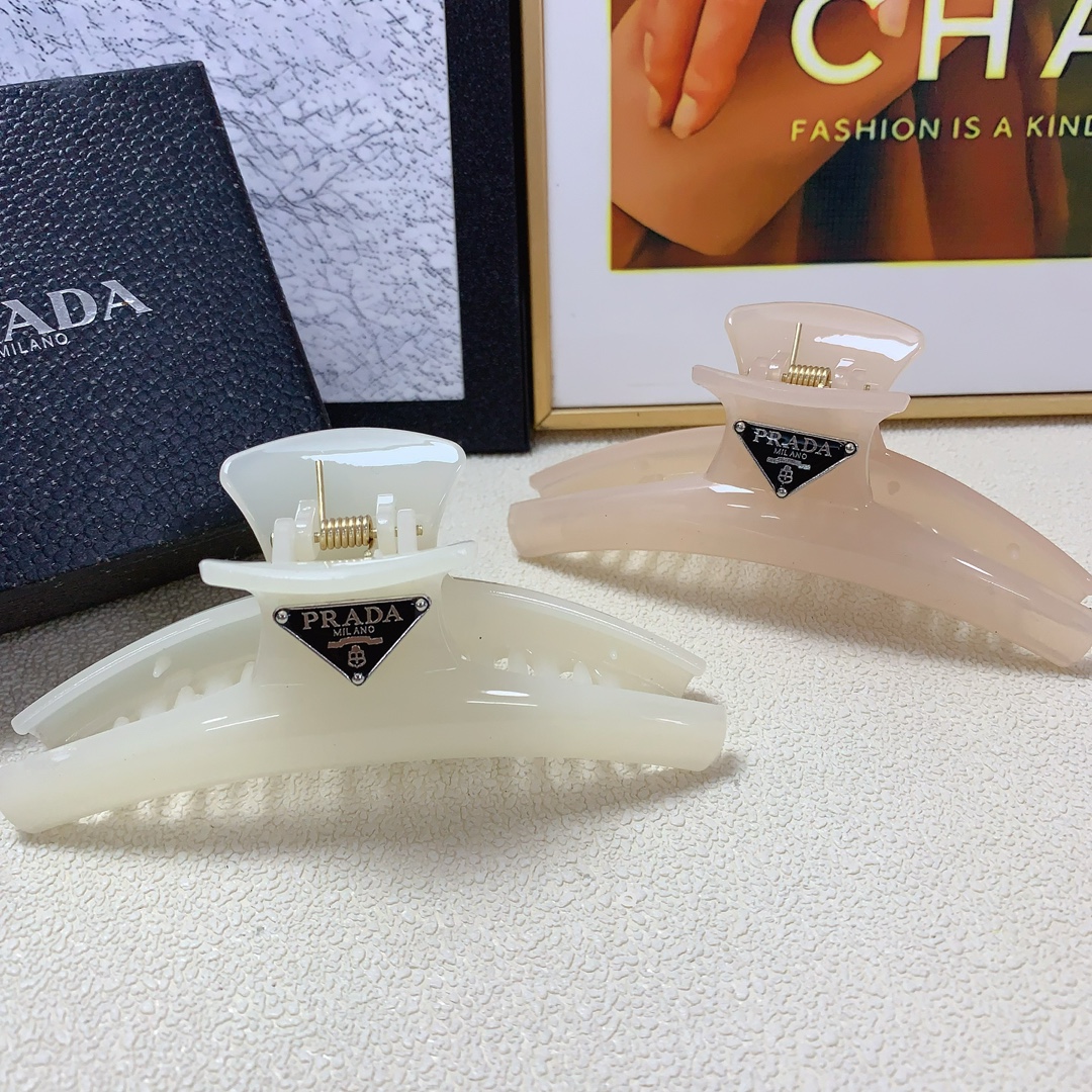 NO:277307,Prada Prada clip new triangle △ logo clip versatile temperament and exquisite daily items. Must-in-place items for fairies. Treasure model. Recommended style for closed eyes (single with hairband box) hairpins, hairpins, prada, prada, hairpins19860909Prada普拉达 Prada抓夹 新款三角△logo抓夹 气质百搭 日常精致小单品 小仙女必入单品 宝藏款 闭眼入推荐款（单个配发箍盒）发夹,发夹,prada,prada,hairpins,accessory