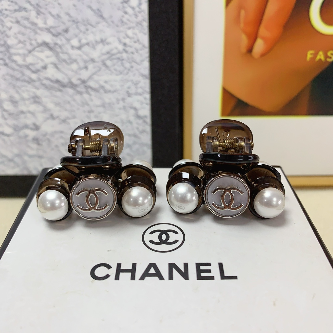 NO:277315,Chanel Xiaoxiang Chanel clip Acrylic pearl logo clip Korean version small edge clip Exquisite fairy must-in-one item Treasure style Recommended style closed eyes (a pair of hairpins, hairpins, chanel, hairpins19860909chanel小香 chanel抓夹 亚克力珍珠logo抓夹韩版小边夹 精致小仙女必入单品 宝藏款 闭眼入推荐款（一对发夹,发夹,chanel,hairpins,accessory