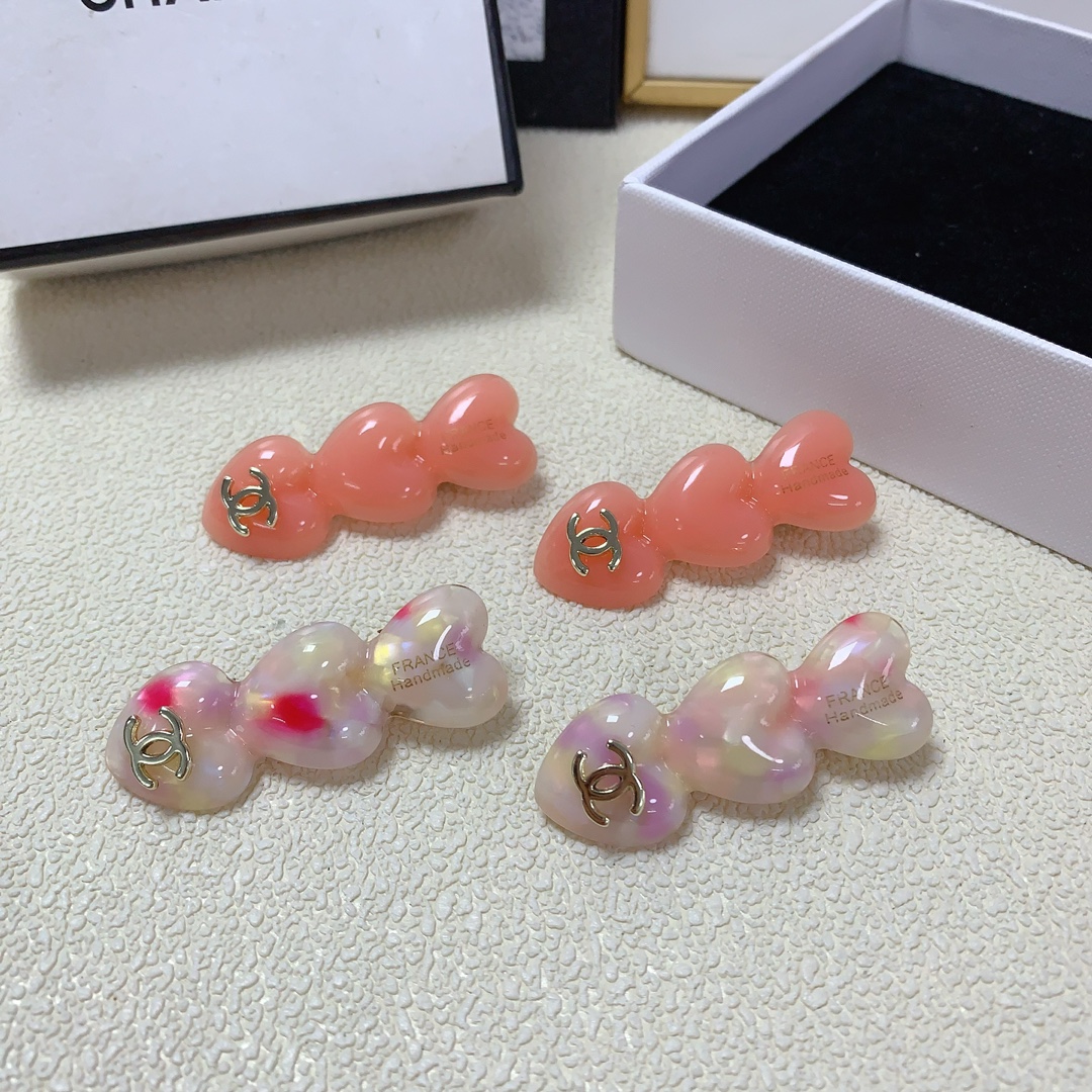 NO:277323,Chanel Xiaoxiang Chanel Pressing Clip Acrylic Logo Pressing Clip Bangs Clip Daily exquisite items, Temperament versatile little fairy must-have items, Treasure style, Eye-closed recommended style (one pair) hairpins, hairpins, chanel, hairpins19860909chanel小香 chanel压夹 亚克力logo压夹边夹刘海夹日常精致小单品 气质百搭小仙女必入单品 宝藏款 闭眼入推荐款（一对）发夹,发夹,chanel,hairpins,accessory