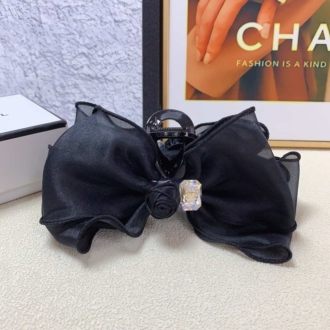 NO:277478,Chanel Xiaoxiang Chanel clip Acrylic Ogensha logo clip Elegant and elegant everyday exquisite items Little fairy must-have items Treasure model Closed eyes Recommended models (single with hairband box) Hair clips, hairpins, chanel, hairpins19860909chanel小香 chanel抓夹 亚克力欧根纱logo抓夹 气质百搭 日常精致小单品 小仙女必入单品 宝藏款 闭眼入推荐款（单个配发箍盒）发夹,发夹,chanel,hairpins,accessory