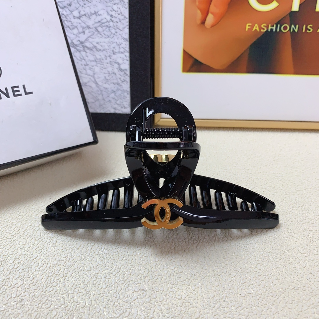 NO:277483,Chanel Xiaoxiang Chanel clip Acrylic titanium steel logo clip Elegant and elegant everyday exquisite items Little fairy must-have items Treasure model Closed eyes Recommended models (single hairband box) Hair clips, hairpins, chanel, hairpins19860909chanel小香 chanel抓夹 亚克力钛钢logo抓夹 气质百搭 日常精致小单品 小仙女必入单品 宝藏款 闭眼入推荐款（单个配发箍盒）发夹,发夹,chanel,hairpins,accessory