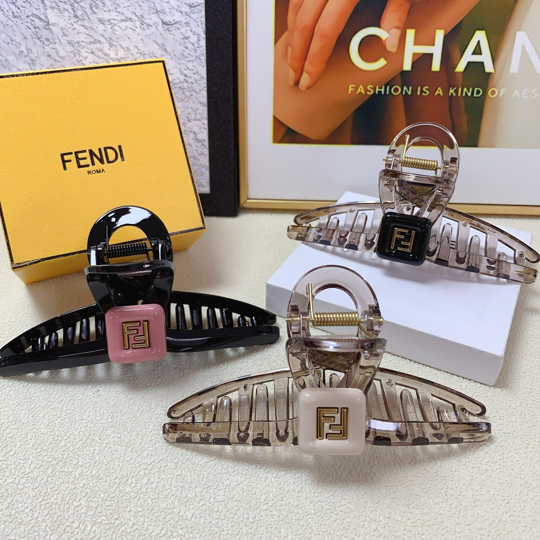 NO:277491,Fendi Fendi Fendi clip Acrylic logo clip Elegant and elegant everyday exquisite items Little fairy must-have items Treasure style Closed eyes recommended (single with hairband box) Hair clips, hairpins, fendi, fendi, fendi, hairpins19860909Fendi芬迪 Fendi抓夹 亚克力logo抓夹 气质百搭 日常精致小单品 小仙女必入单品 宝藏款 闭眼入推荐款（单个配发箍盒）发夹,发夹,fendi,fendi,hairpins,accessory