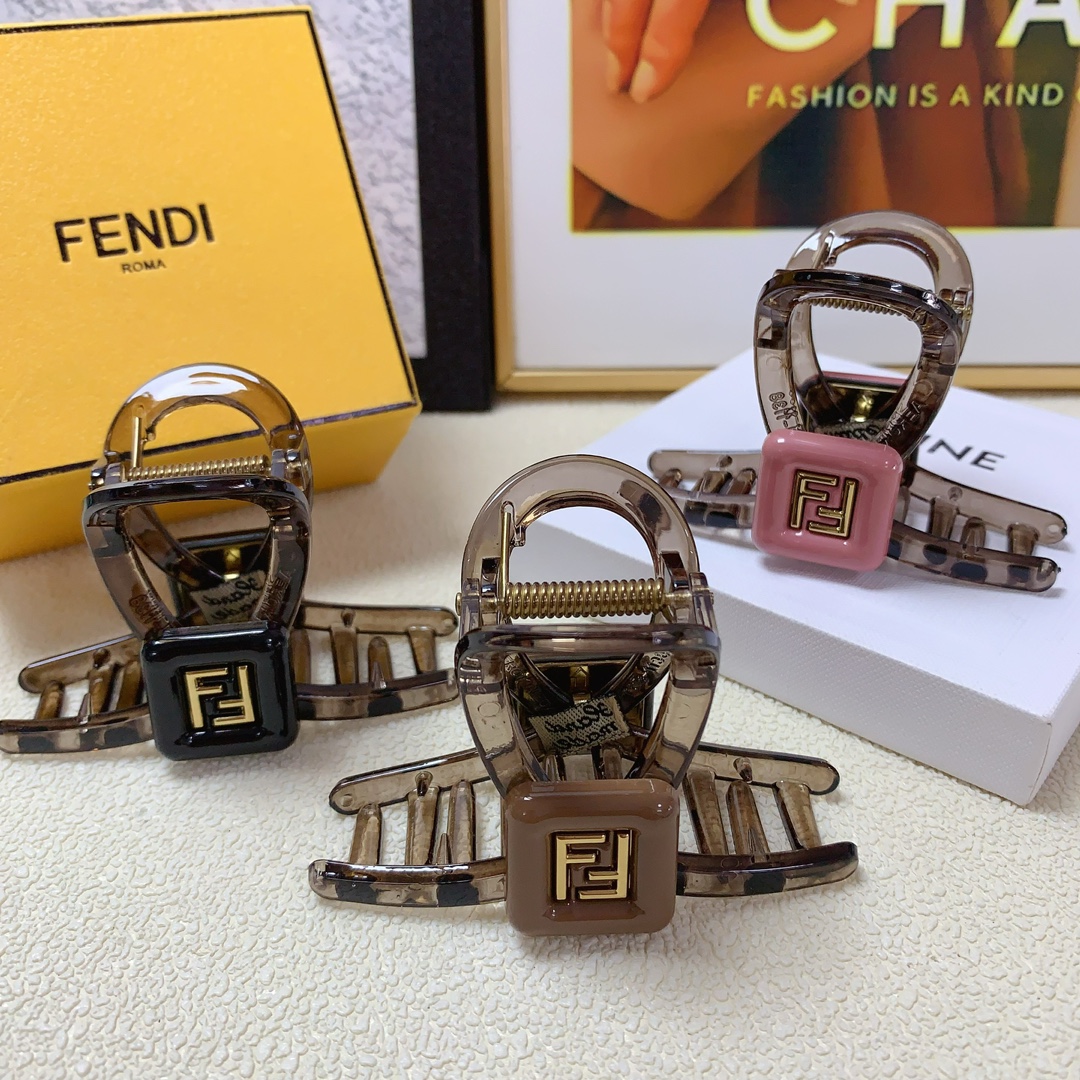 NO:277495,Fendi Fendi Fendi clip Acrylic logo clip Elegant and elegant everyday exquisite items Little fairy must-have items Treasure style Close eyes recommended (single) hairpins, hairpins, fendi, fendi, fendi, hairpins19860909Fendi芬迪 Fendi抓夹 亚克力logo抓夹 气质百搭 日常精致小单品 小仙女必入单品 宝藏款 闭眼入推荐款（单个）发夹,发夹,fendi,fendi,hairpins,accessory