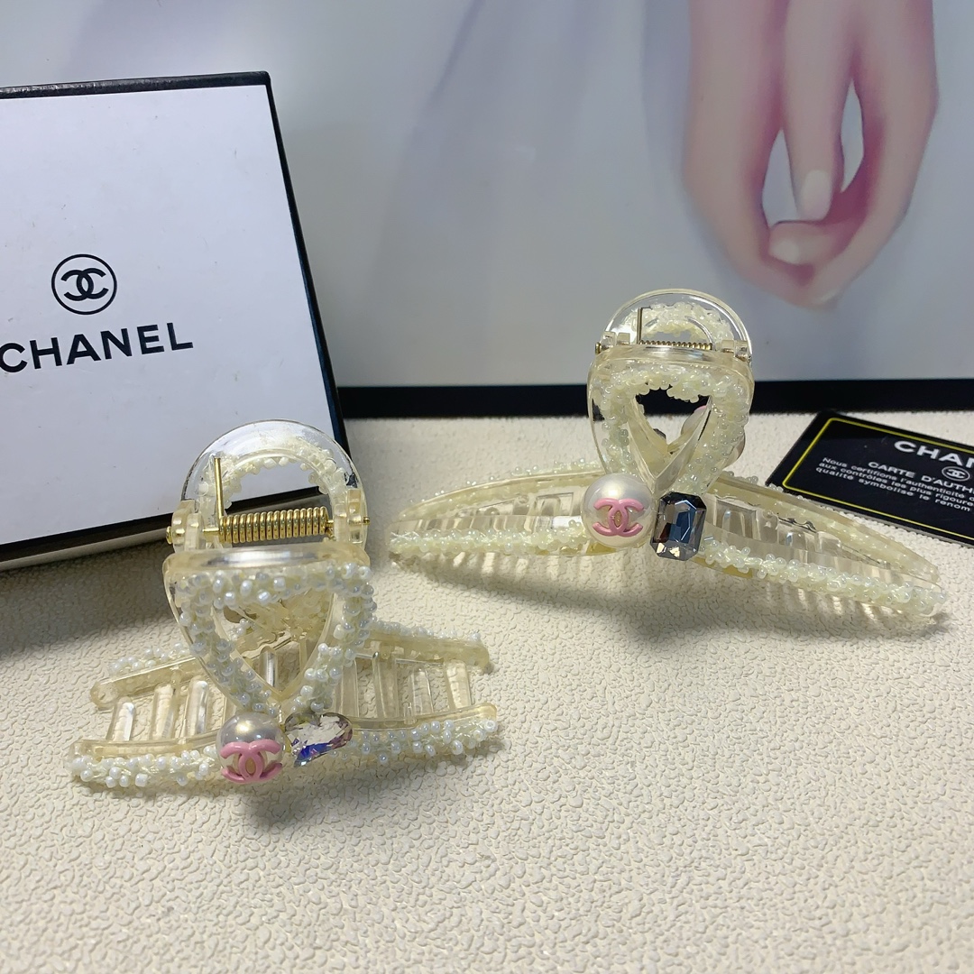 NO:277498,Chanel Xiaoxiang Chanel Clip New Pearl Logo Clip Temperament versatile daily exquisite small items must-in-place for the little fairy Treasure style Closed eyes Recommended (single) hairpins, hairpins, chanel, hairpins19860909chanel小香 chanel抓夹 新款珍珠logo抓夹气质百搭日常精致小单品小仙女必入单品 宝藏款 闭眼入推荐款（单个）发夹,发夹,chanel,hairpins,accessory