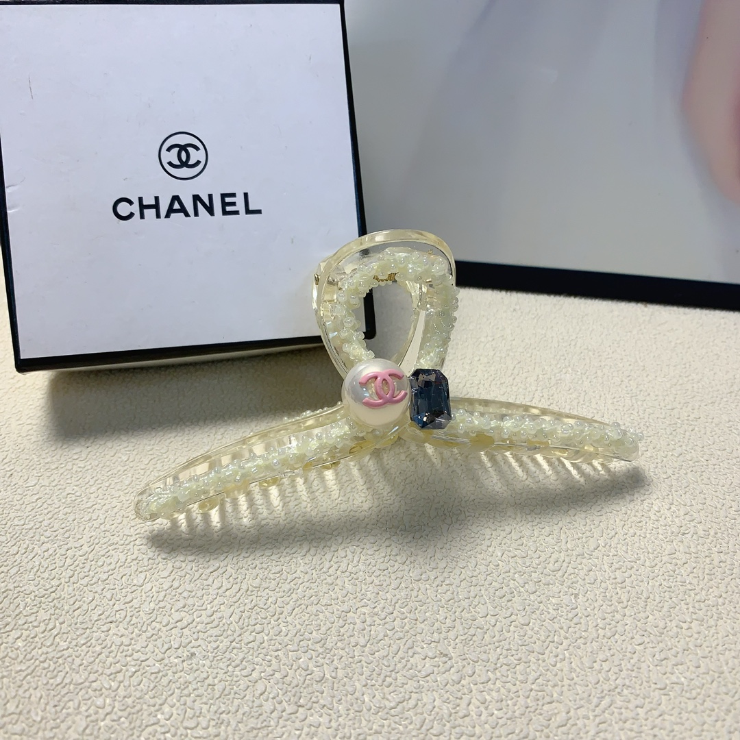 NO:277503,Chanel Xiaoxiang Chanel Clip New Pearl Logo Clip Temperament versatile daily exquisite small items must-in for the little fairy Treasure model Closed eyes recommended (single hairband box) hairpins, hairpins, chanel, hairpins19860909chanel小香 chanel抓夹 新款珍珠logo抓夹气质百搭日常精致小单品小仙女必入单品 宝藏款 闭眼入推荐款（单个配发箍盒）发夹,发夹,chanel,hairpins,accessory