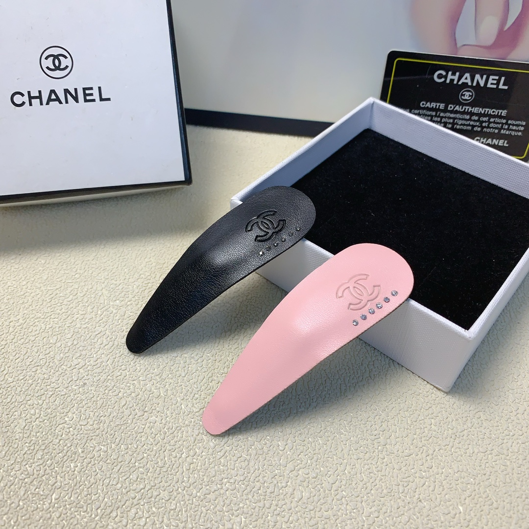 NO:277479,Chanel Xiaoxiang Chanel hairpin sheepskin logo edge clip BB clip Temperament versatile little fairy must-have item Treasure style Close eyes recommended (single) hairpin, hairpin, chanel, sheepskin, hairpins19860909chanel小香 chanel发夹 羊皮logo边夹BB夹 气质百搭小仙女必入单品 宝藏款 闭眼入推荐款（单个）发夹,发夹,chanel,sheepskin,hairpins,accessory