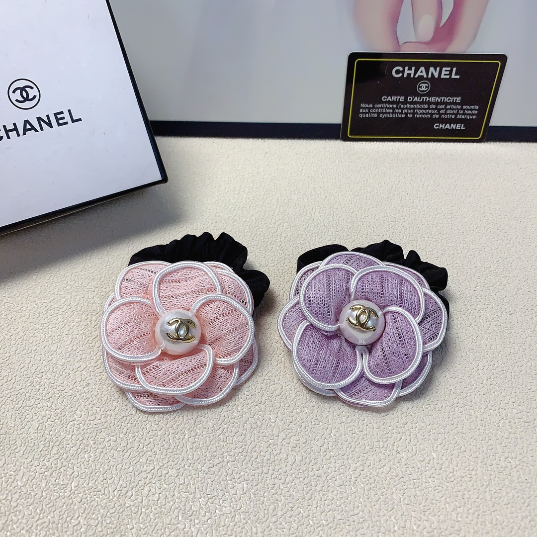 NO:277467,Chanel Xiaoxiang Chanel rubber band New Camellia Pearl Logo rubber band hair ring Daily exquisite items All-matched temperament and versatile little fairy must-have items Treasure style Closed eyes Recommended (single) hairpins, hairpins, chanel, hairpins19860909chanel小香 chanel皮筋 新款山茶花珍珠logo皮筋发圈 日常精致小单品 气质百搭小仙女必入单品 宝藏款 闭眼入推荐款（单个）发夹,发夹,chanel,hairpins,accessory