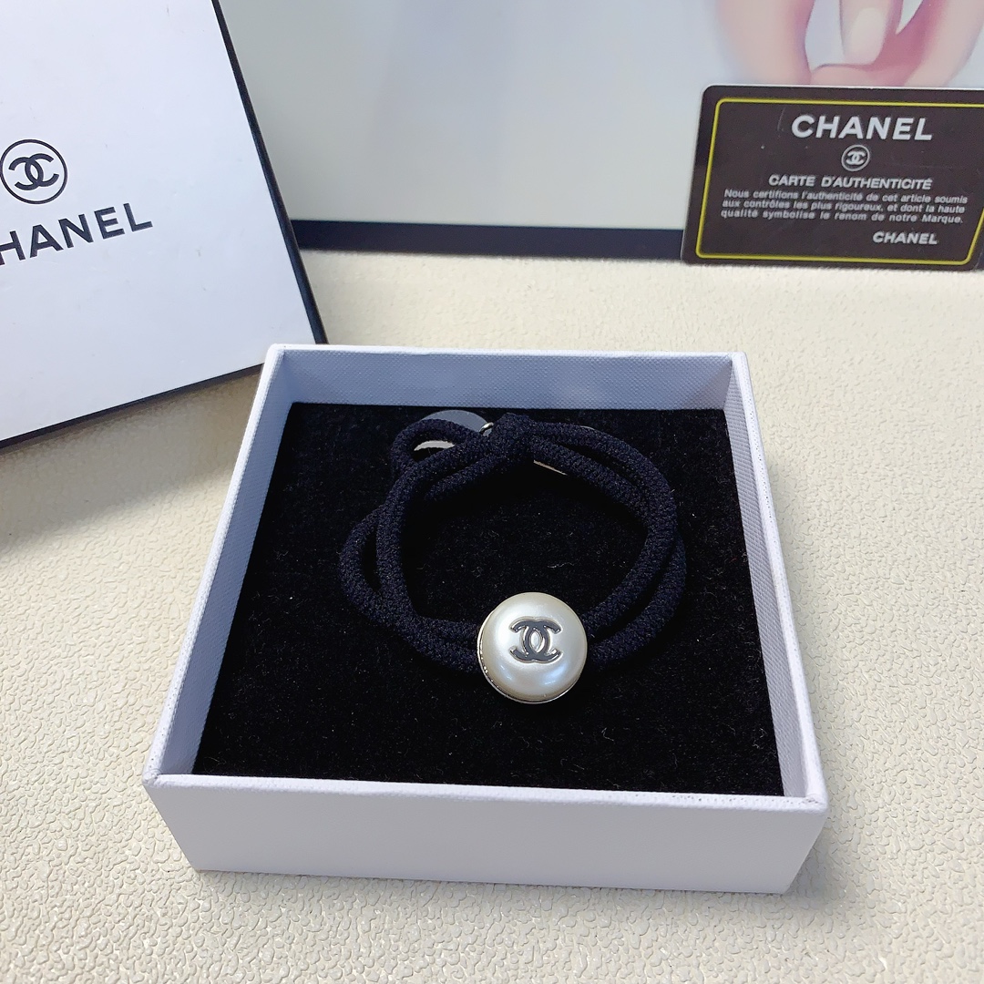 NO:277472,Chanel Xiaoxiang Chanel rubber band New pearl logo rubber band hair ring Daily exquisite items All-matched temperament and versatile little fairy must-have items Treasure style Recommended styles closed eyes (single hairpins, hairpins, chanel, hairpins19860909chanel小香 chanel皮筋 新款珍珠logo皮筋发圈 日常精致小单品 气质百搭小仙女必入单品 宝藏款 闭眼入推荐款（单个发夹,发夹,chanel,hairpins,accessory
