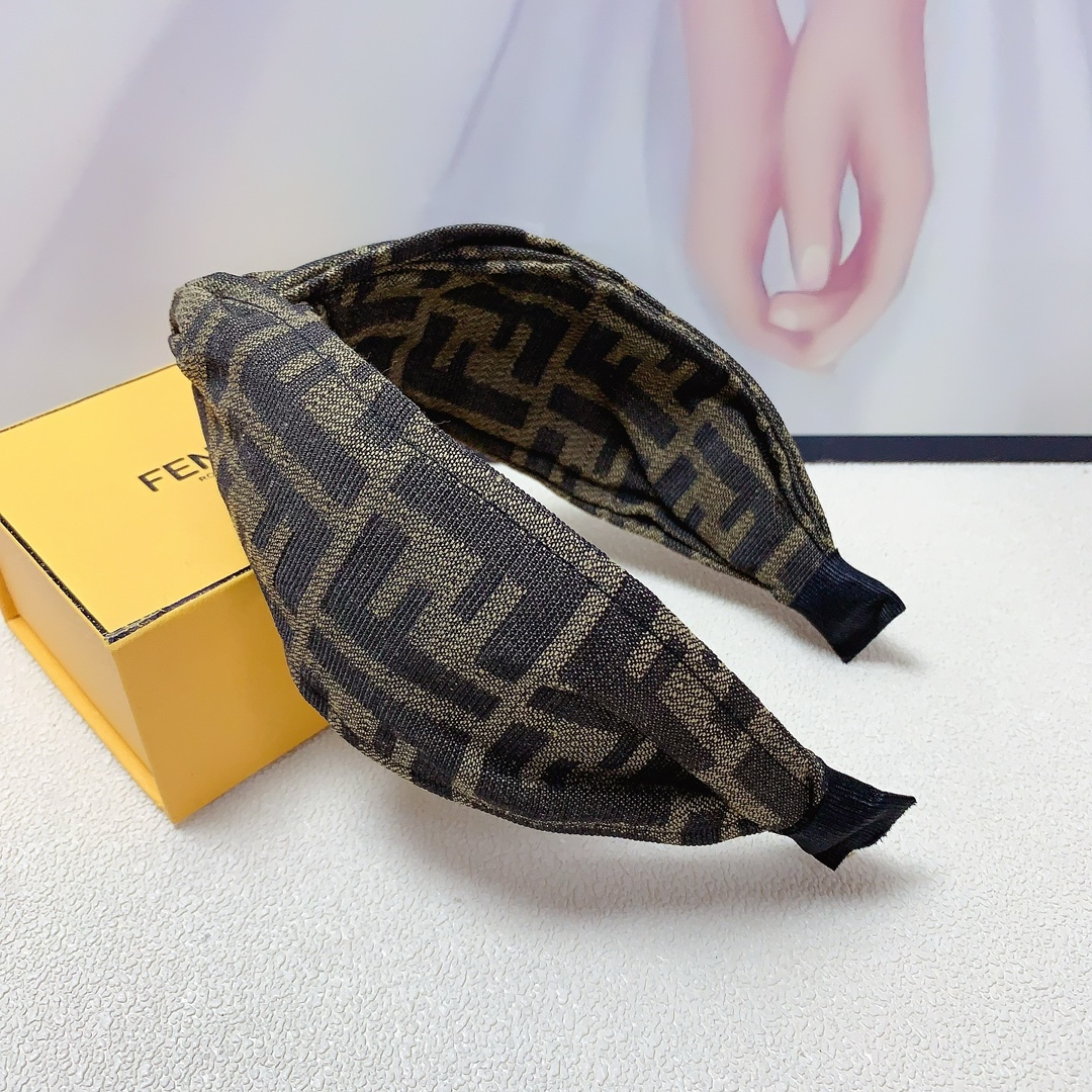 NO:277539,Fendi Fendi headband Classic presbyterian logo headband Temperament versatile little fairy must-have item Treasure style Close eyes recommended (single) hairpins, hairpins, fendi, fendi, fendi, hairpins19860909Fendi芬迪 Fendi发箍 经典老花logo发箍 气质百搭小仙女必入单品 宝藏款 闭眼入推荐款（单个）发夹,发夹,fendi,fendi,hairpins,accessory