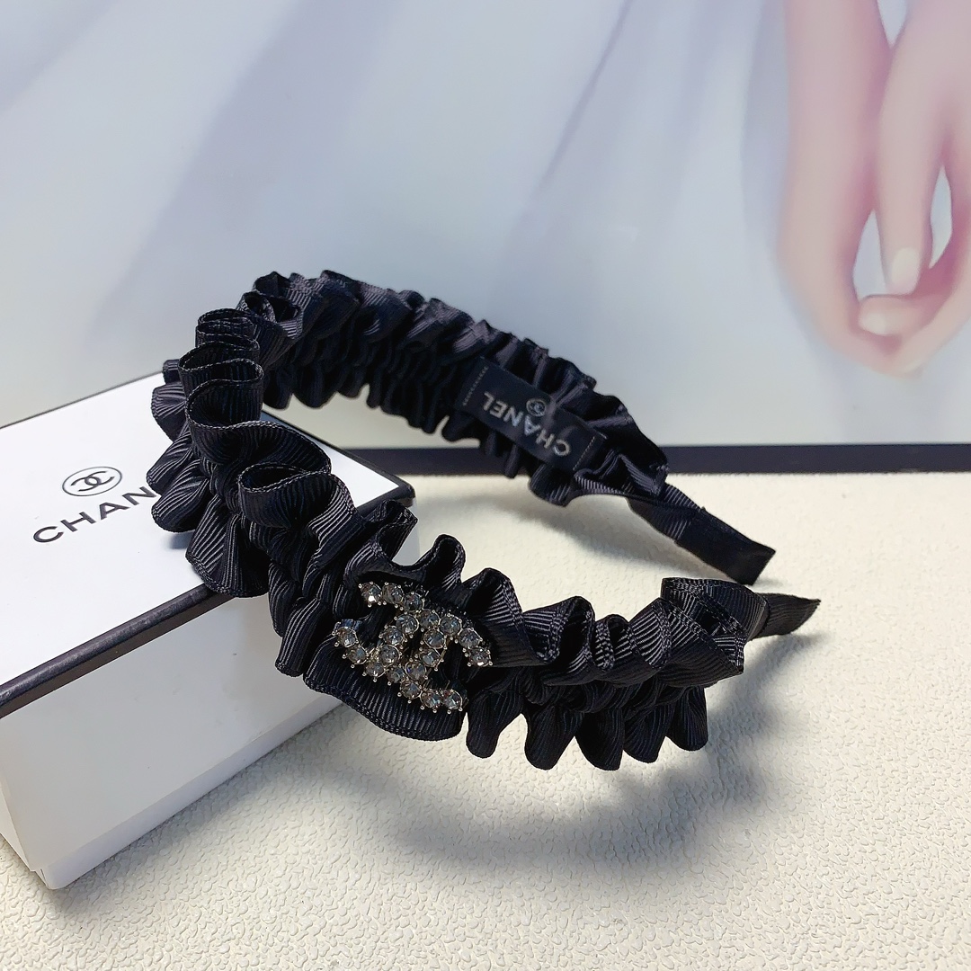 NO:277552,Chanel Xiaoxiang Chanel hairband pleated logo light luxury style hairband temperament versatile little fairy must-apply single product full of celebrity style ~ treasure style closed eyes recommended (single) hairpins, hairpins, chanel, hairpins19860909chanel小香 chanel发箍 褶皱logo轻奢风发箍气质百搭小仙女必入单品名媛风十足～宝藏款 闭眼入推荐款（单个）发夹,发夹,chanel,hairpins,accessory