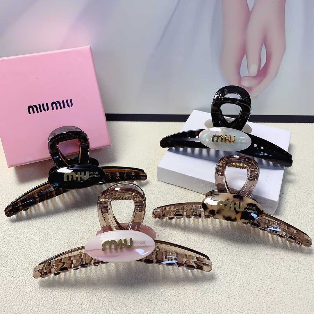 NO:277560,Miumiu Miumiu Miumiu Grab Clip New acrylic titanium steel logo clip temperament versatile daily exquisite small items must-in-one items for fairies Treasure model Closed eyes recommended (single hairband box) hairpins, hairpins, miumiu, hairpins19860909miumiu缪缪 miumiu抓夹 新款亚克力钛钢logo抓夹气质百搭日常精致小单品小仙女必入单品 宝藏款 闭眼入推荐款（单个配发箍盒）发夹,发夹,miumiu,hairpins,accessory