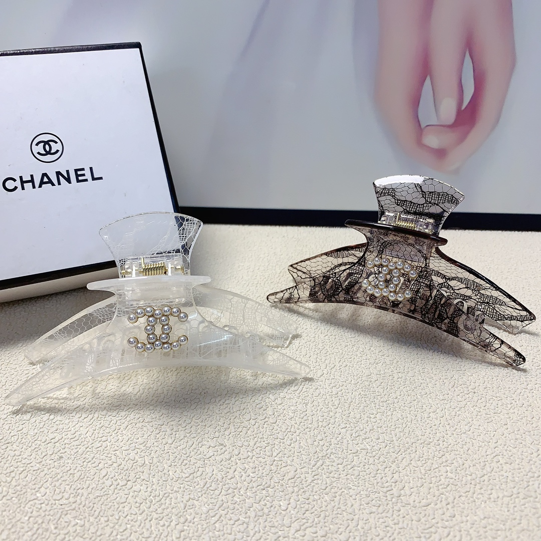 NO:277572,Chanel Xiaoxiang Chanel clip Acrylic lace logo clip Temperament versatile daily exquisite small items must-in-place for fairies Treasure style Closed eyes Recommended model (single with hairband box) Hair clips, hairpins, chanel, hairpins19860909chanel小香 chanel抓夹 亚克力蕾丝纹logo抓夹气质百搭日常精致小单品小仙女必入单品 宝藏款 闭眼入推荐款（单个配发箍盒）发夹,发夹,chanel,hairpins,accessory