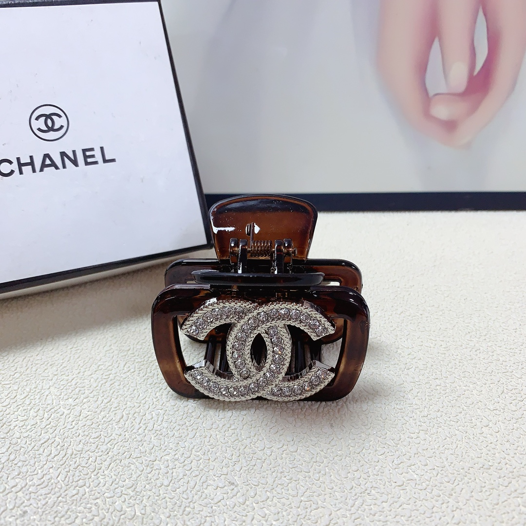 NO:277590,Chanel Xiaoxiang Chanel Clip New full-diamond logo clip temperament versatile daily exquisite small items must-in-place for fairies Treasure model Closed eyes recommended (single) hairpins, hairpins, chanel, hairpins19860909chanel小香 chanel抓夹 新款满钻logo抓夹气质百搭日常精致小单品小仙女必入单品 宝藏款 闭眼入推荐款（单个）发夹,发夹,chanel,hairpins,accessory