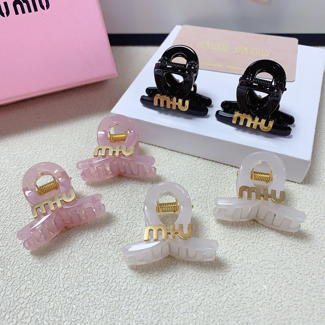 NO:277549,Miumiu Miumiu Miumiu clip titanium steel logo clip Korean version small edge clip Exquisite little fairy must-in-one item Treasure model Close eyes recommended (one pair) hairpin, hairpin, miumiu, hairpins19860909miumiu缪缪 miumiu抓夹 钛钢logo抓夹韩版小边夹 精致小仙女必入单品 宝藏款 闭眼入推荐款（一对）发夹,发夹,miumiu,hairpins,accessory