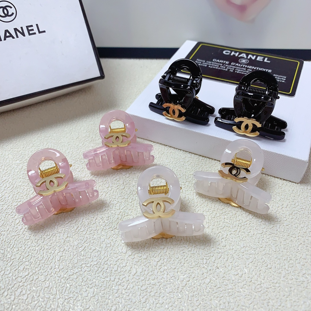 NO:277553,Chanel Xiaoxiang Chanel clip titanium steel logo clip Korean version small edge clip Exquisite little fairy must-in item Treasure model Close eyes recommended (one pair) hairpin, hairpin, chanel, hairpins19860909chanel小香 chanel抓夹 钛钢logo抓夹韩版小边夹 精致小仙女必入单品 宝藏款 闭眼入推荐款（一对）发夹,发夹,chanel,hairpins,accessory
